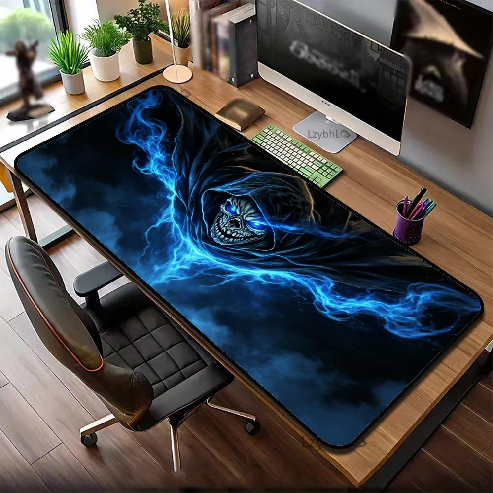 Desk Setup Blue - ミステリアスブルーライトニングゴーストスケルトンアート拡張ゲーミングマウスパッド、色褪せ防止ラバーデスクマットダークフォグスカルプリント